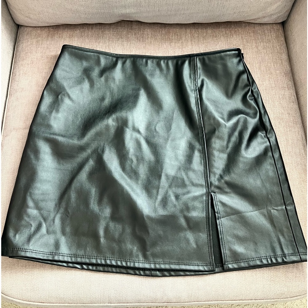 Kendall & Kylie faux leather mini skirt
Black size medium